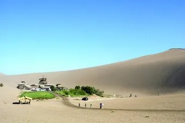 Bild: Klingende Sandberge und riesige Buddhas