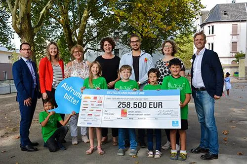 „Deutschland rundet auf“ überreicht € 258.500 an gemeinnützige Organisation climb für Lernferien-Programm Bild: „Deutschland rundet auf“ überreicht € 258.500 an gemeinnützige Organisation climb für Lernferien-Programm