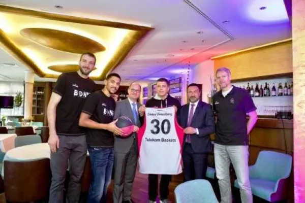 Dorint Venusberg Bonn: Das Traditionshotel wird 30! Die Telekom-Baskets waren die ersten Gratulanten Bild: Dorint Venusberg Bonn: Das Traditionshotel wird 30! Die Telekom-Baskets waren die ersten Gratulanten