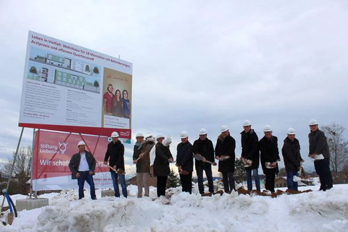 Symbolischer Spatenstich der Projektbeteiligten in Amtzell