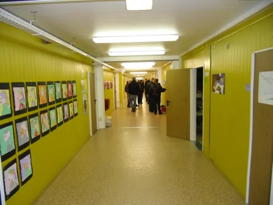 Bild: Unterricht in ELA-Lösungen - Schule in Groningen setzt nach Großbrand auf mobile Räume