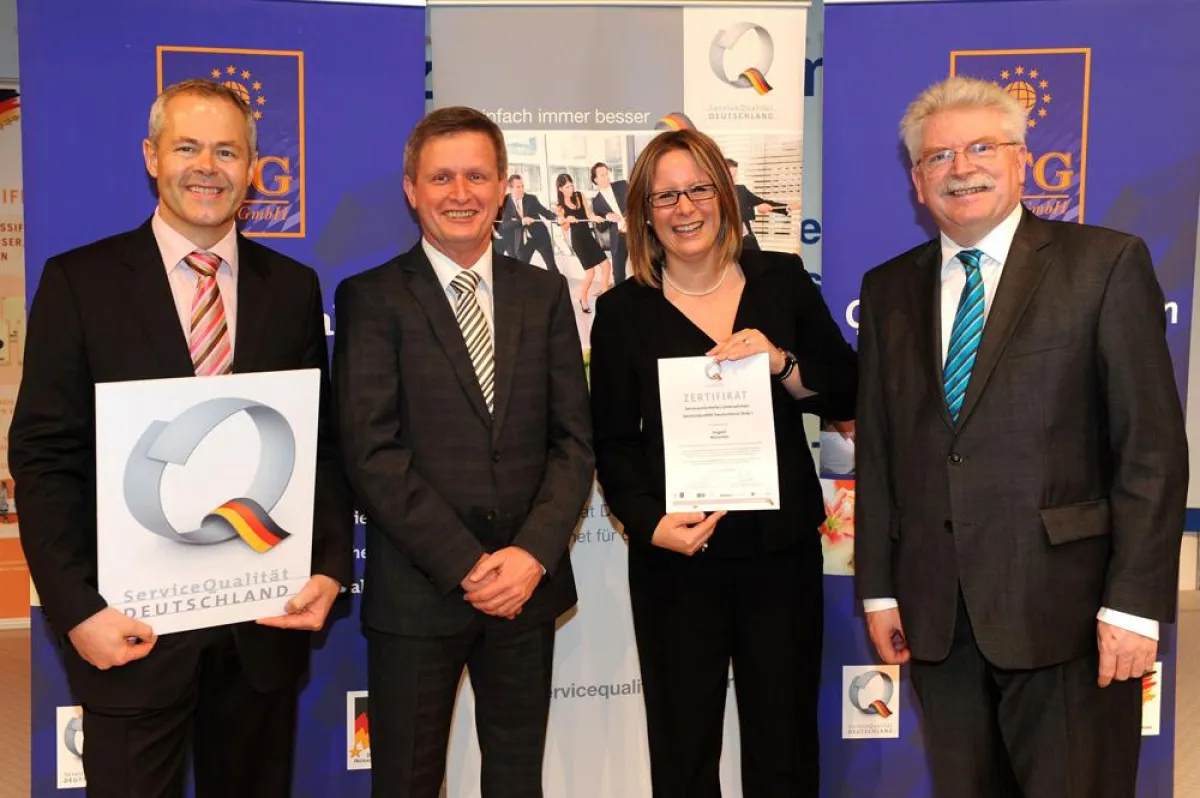 Der Präsident des Bayerischen Hotel- und Gaststättenverbandes DEHOGA Bayern, Ulrich N. Brandl (links), und Wirtschaftsminister Mar