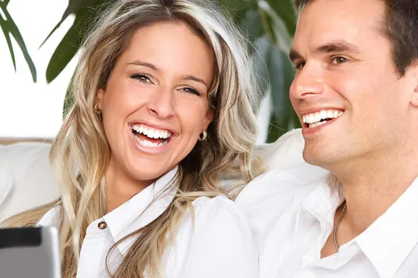 Bild: Haarausfall stoppen. Bei erblich bedingten Haarwuchsstörungen gibt es jetzt Hilfe