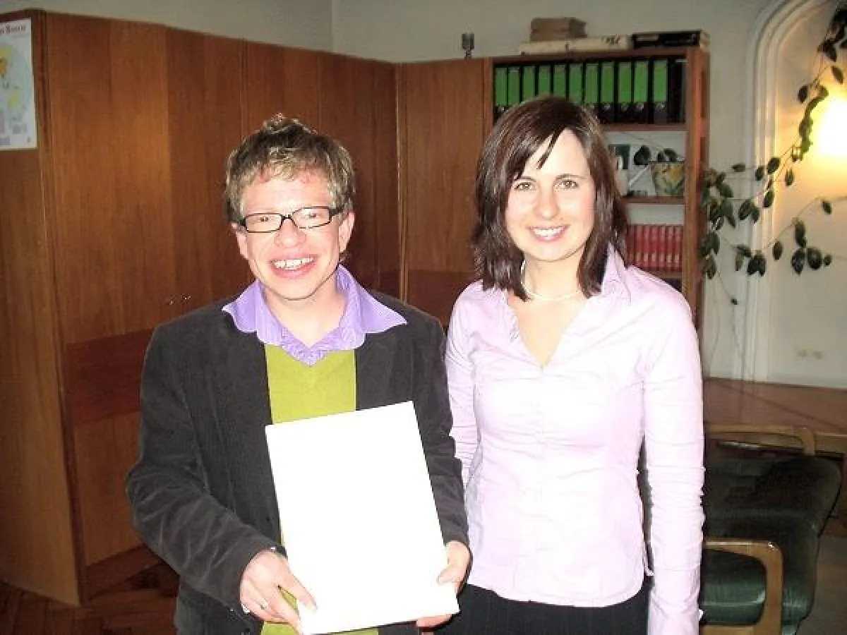 Der frischgebackene Diplom-Theologe Florian Wolters mit seiner Ehefrau Lisa.