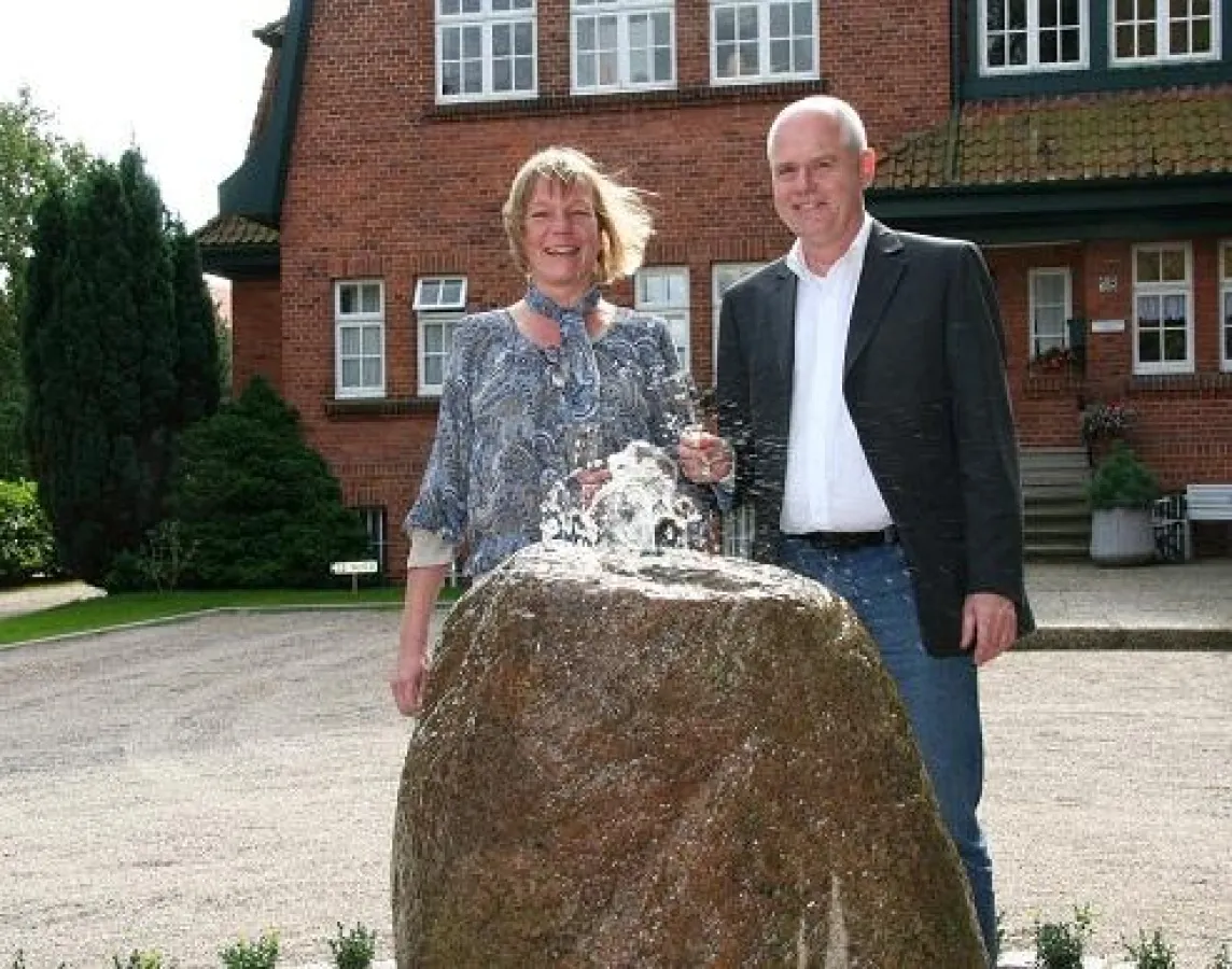 Blickfang: Anja und Winfried Kober schenken ihrer denkmalgeschützten Backsteinvilla zum 99sten Geburtstag einen Findlingsbrunnen.