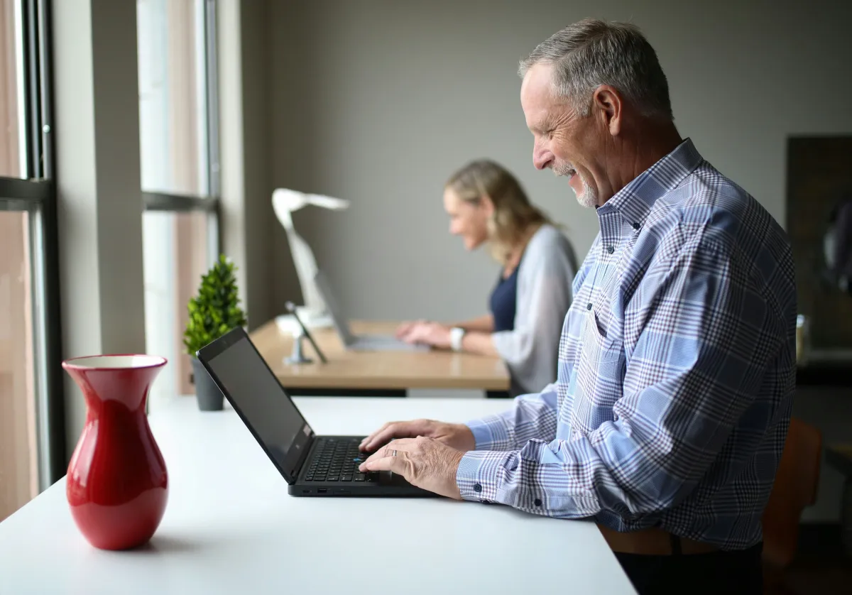 Dank digitaler Lernformen lässt sich Weiterbildung flexibel gestalten – unabhängig von Ort und Zeit. (© thestandingdesk / Unsplash)