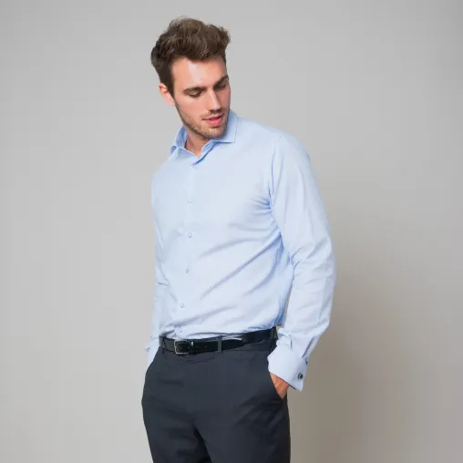 Bild: Große Männer erfreut: RIESENHEMD Hamburg mit zwei neuen Hemden-Modellen in “Slim Fit Long”