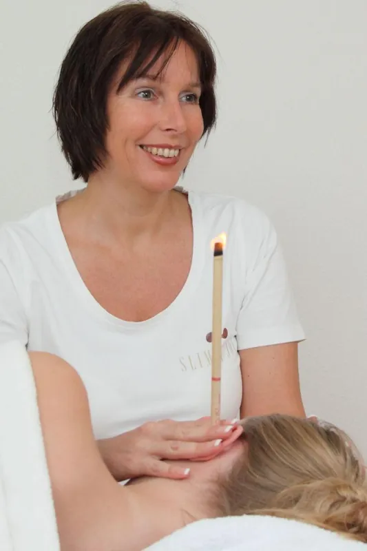 Nicole Eder, Inhaberin Slim & Joy, bei einer Ohrenkerzenbehandlung