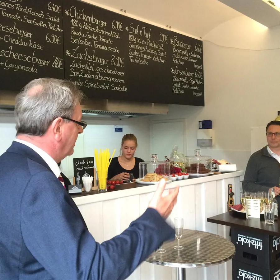 Marburgs Oberbürgermeister Vaupel gratuliert Alexander Gerlach zur Eröffnung seines ?Burger Lokals?