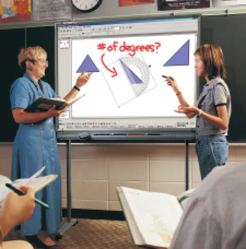 Bild: Hamburger Schulen installieren SMART Board Interactive Whiteboards