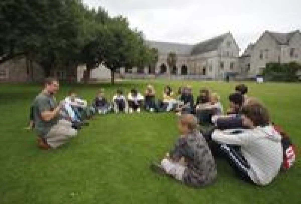 Wer mit dem Flieger anreist, kann bei OFFÄHRTE seinen Beitrag zum Klimaschutz  leisten. Die freiwilligen Abgaben fließen unter anderem in umweltfreundliche Kraftwerke