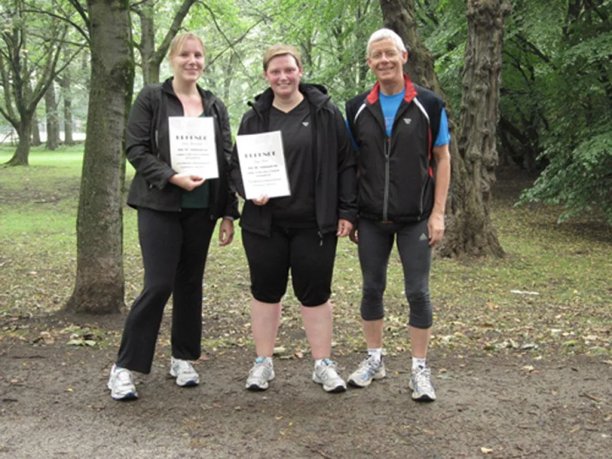Zwei besonders glückliche Teilnehmerinnen mit dem Lauftherapeuten Axel Reisch