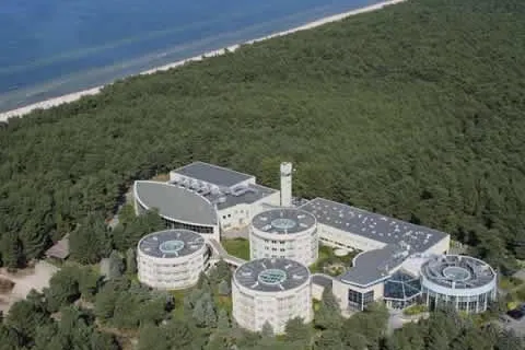 Bild: Das Hotel Senator Kolberg liegt in einem romantischen Kiefernwald an der Küste