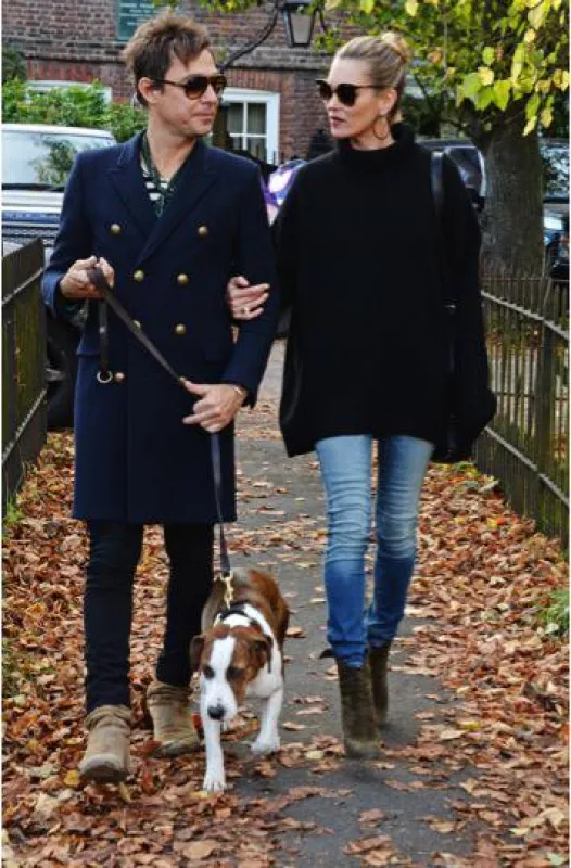 Kate Moss in einer Replay Hyperflex Denim