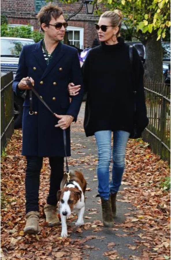 Kate Moss in einer Replay Hyperflex Denim