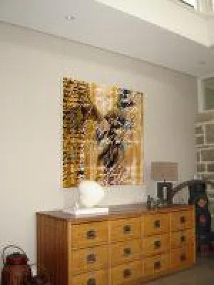 Bild: Deckenschienen mit integrierten Bilderleisten zur flexiblen Gestaltung von Räumen