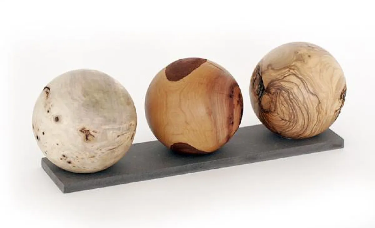 Holzkugeln aus Pappel, Nussbaum, Olive und Eibe schaffen Behaglichkeit und regen die Sinne an