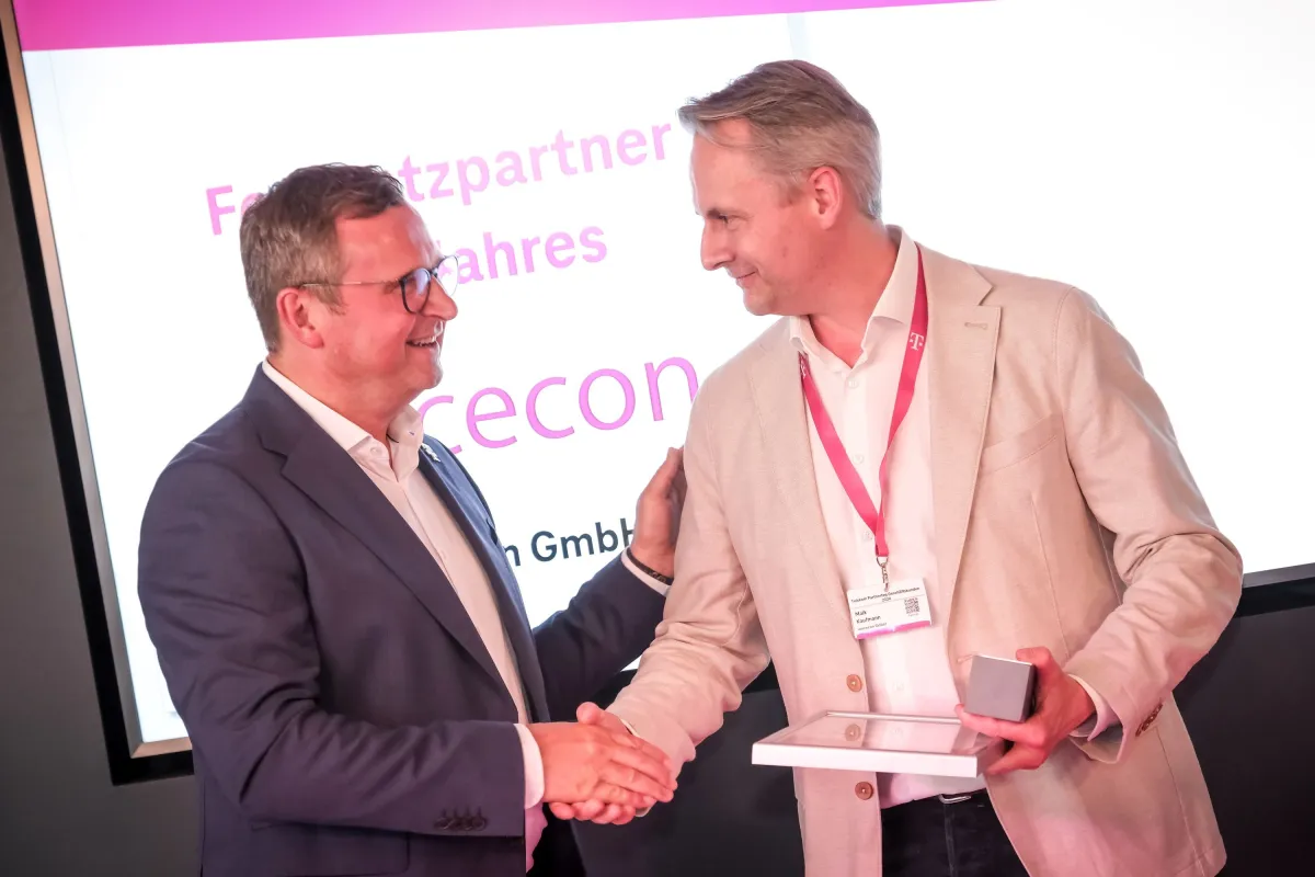 Klaus Werner, Geschäftsführer Telekom Geschäftskunden, überreicht Maik Kaufmann die Auszeichnung (© Norbert Ittermann)