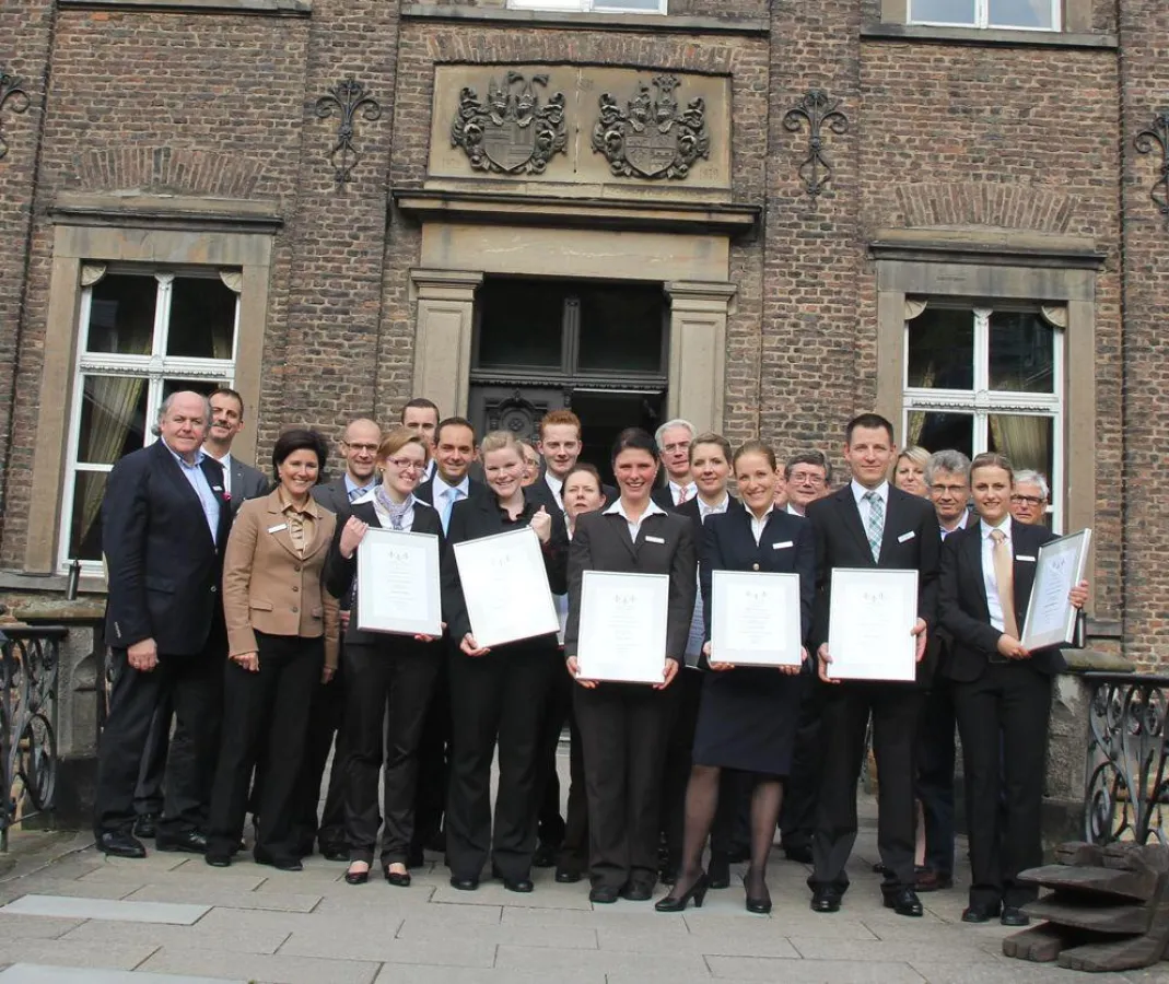 Finalteilnehmer und Jury des Wettbewerbs 2012 vor Schlosshotel Hugenpoet, Foto: Dorett Auerswald