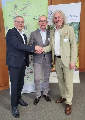 Bild: Geschäftsführer-Wechsel bei der Deutschen Märchenstraße: Der Staffelstab wird weitergegeben