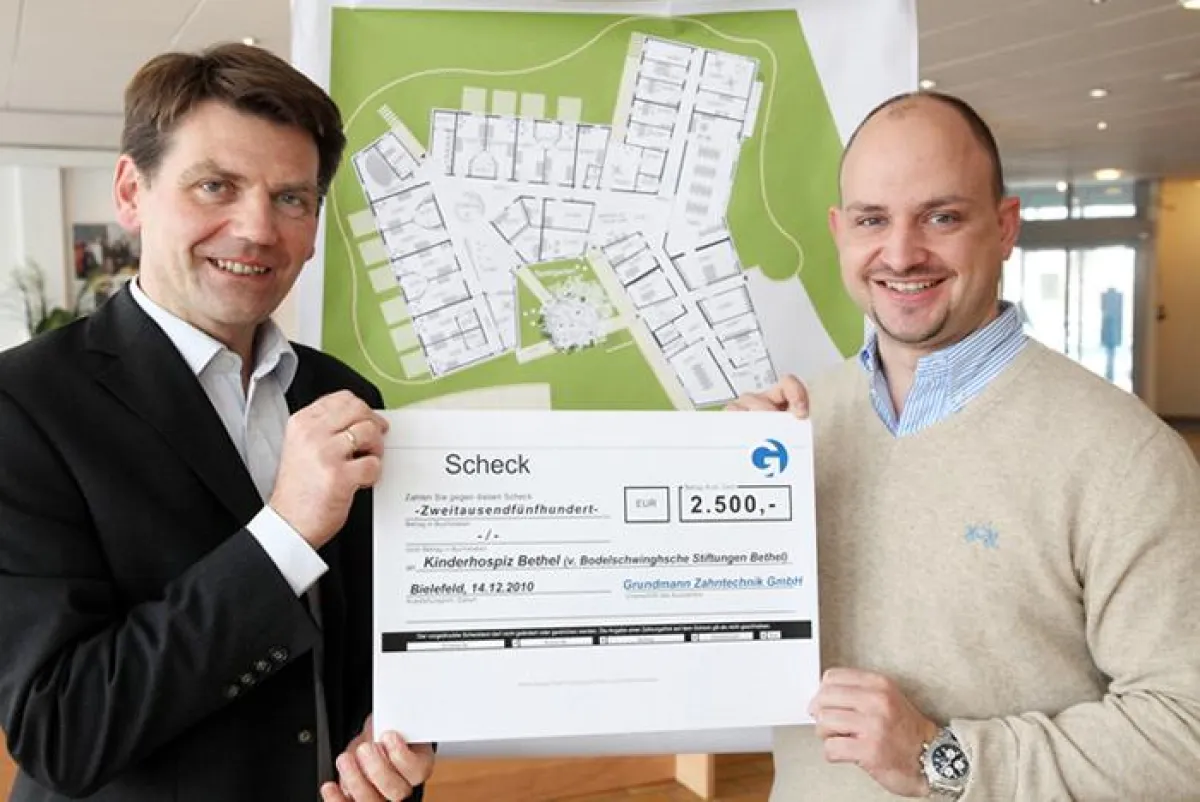 Holger Grundmann (rechts) überreicht Spendenscheck