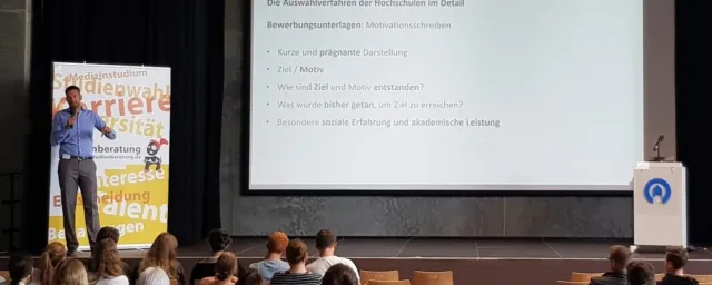 Fragen zur privaten Studienberatung / Interview mit Malte Eilenstein Bild: Fragen zur privaten Studienberatung / Interview mit Malte Eilenstein