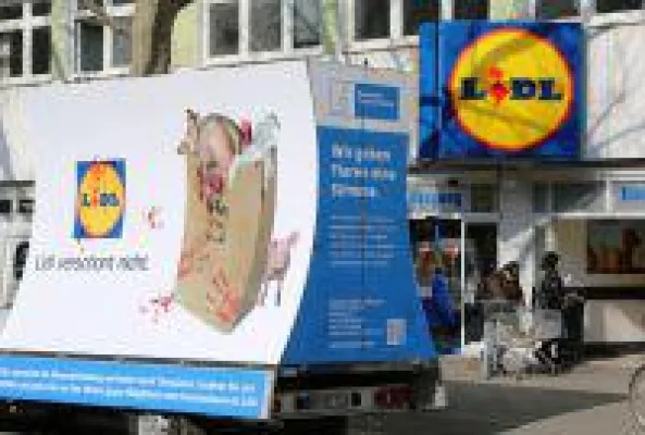Bild: Plakatwagen kommt nach Rostock: "LIDL verschont nicht" - 19.04. Pressetermin vor der LIDL Filiale in Rostock