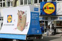Bild: Plakatwagen kommt nach Rostock: "LIDL verschont nicht" - 19.04. Pressetermin vor der LIDL Filiale in Rostock