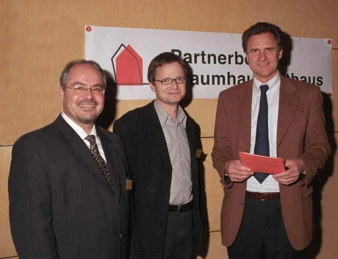 Positive Bilanz der Plattform „Partnerbetrieb Traumhaus Althaus“ zum 5-Jahr-Jubiläum: Plattformleiter Kurt Hämmerle, Energieinstituts-Geschäftsführer Adi Gross und Wohnbaulandesrat Manfred Rein.