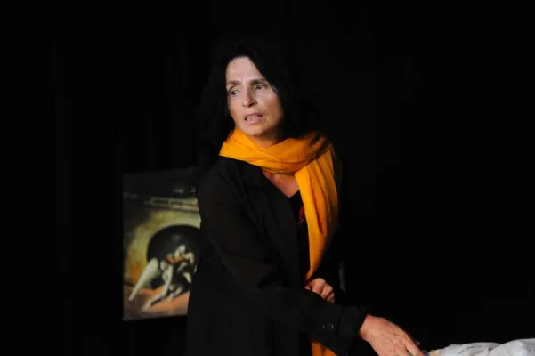 Bild: Beate Sarrazin inszeniert "Die geliebte Stimme". Im Anschluss Poetry Nacht.