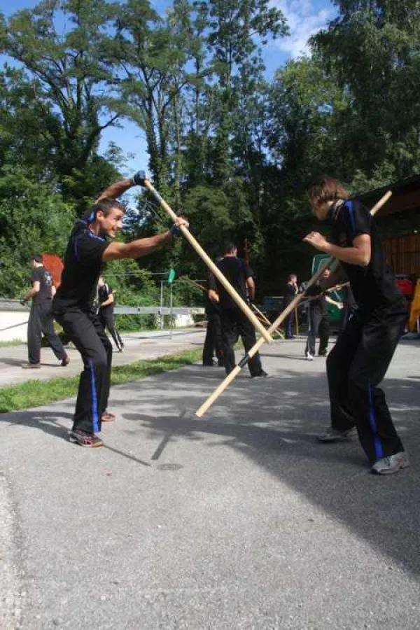 Kampfszene Wing Tai Waffen