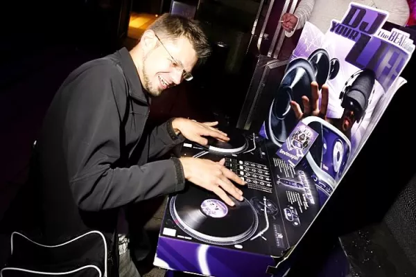 Bild: Samsung Beat DJ Club Tour 2009: upstairs setzt neues Mobiltelefon live und virtuell in Szene