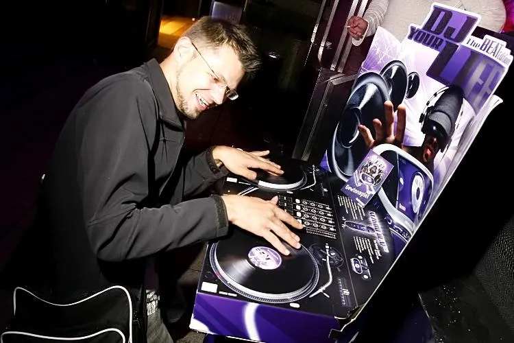 Samsung Beat DJ Club Tour 2009: upstairs setzt neues Mobiltelefon live und virtuell in Szene Bild: Samsung Beat DJ Club Tour 2009: upstairs setzt neues Mobiltelefon live und virtuell in Szene