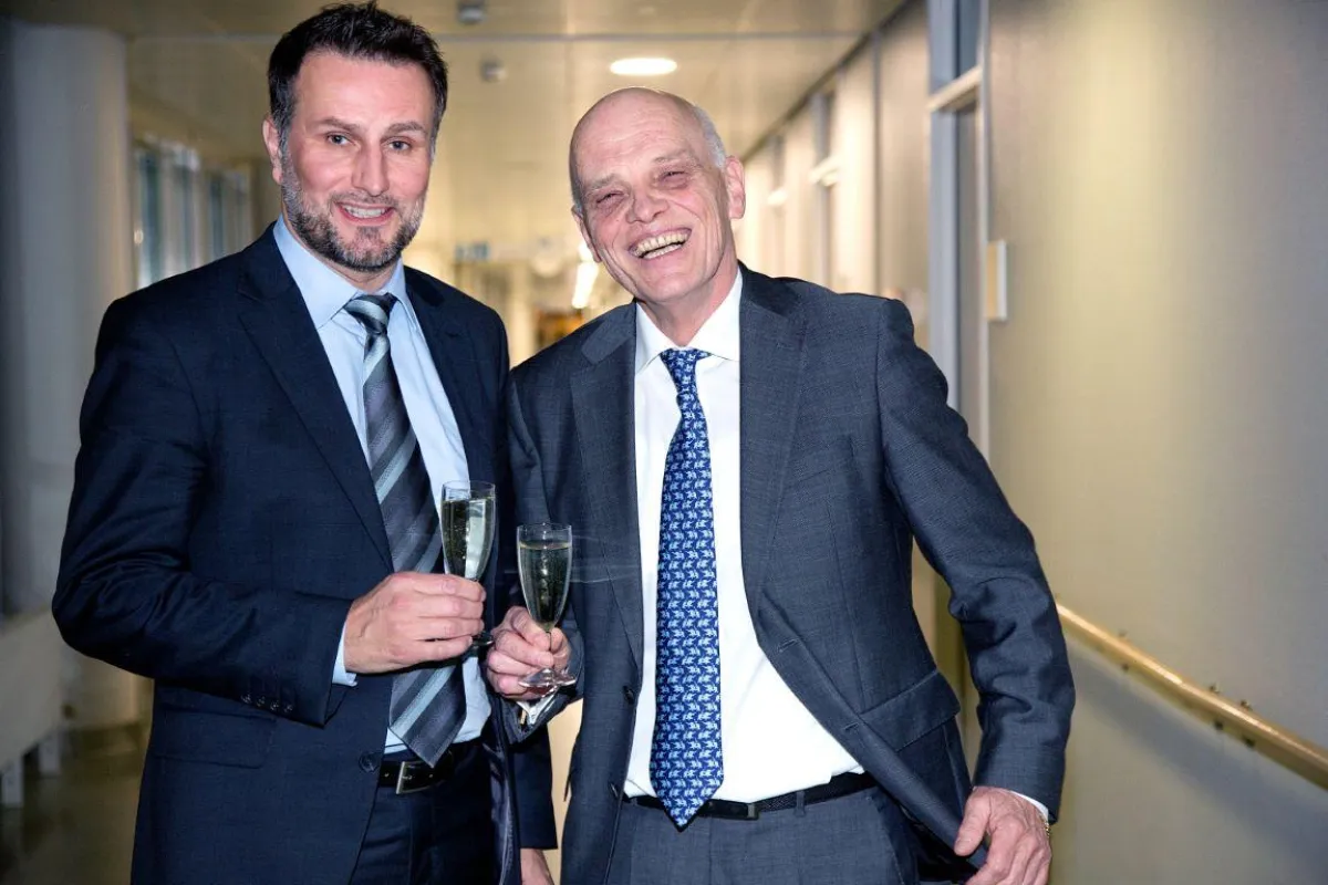 Professor Brawanski zusammen mit seinem Nachfolger Professor Schmidt (li.). ©UKR