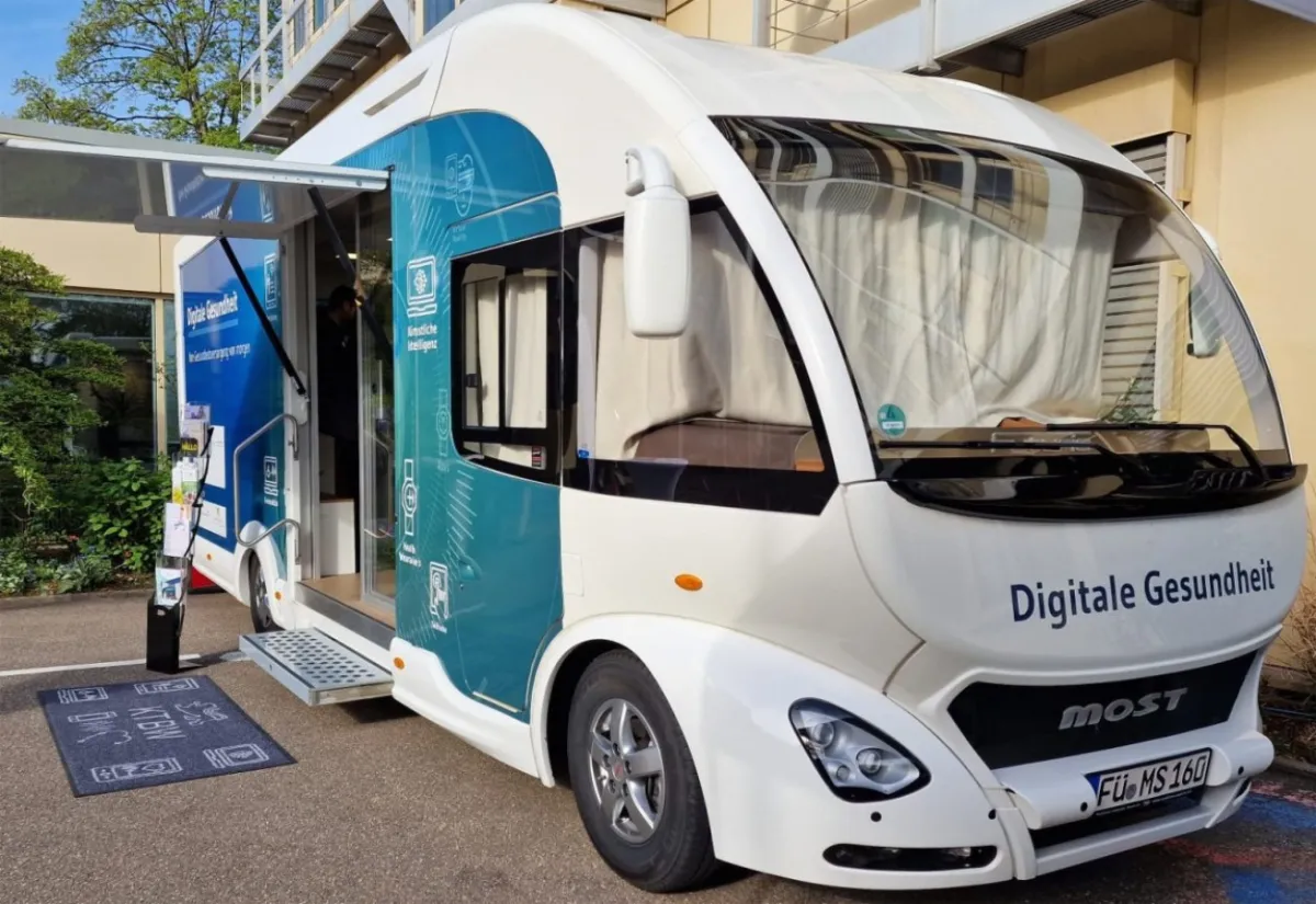 Der Digital Health Truck tourt als Teil des BDIH-KTBW durch Baden-Württemberg (© Der BDIH/die KTBW)