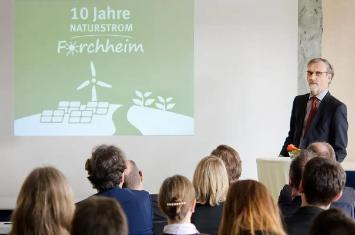 NATURSTROM-Vorstand Dr. Banning bei der Ansprache zum Standort-Jubiläum