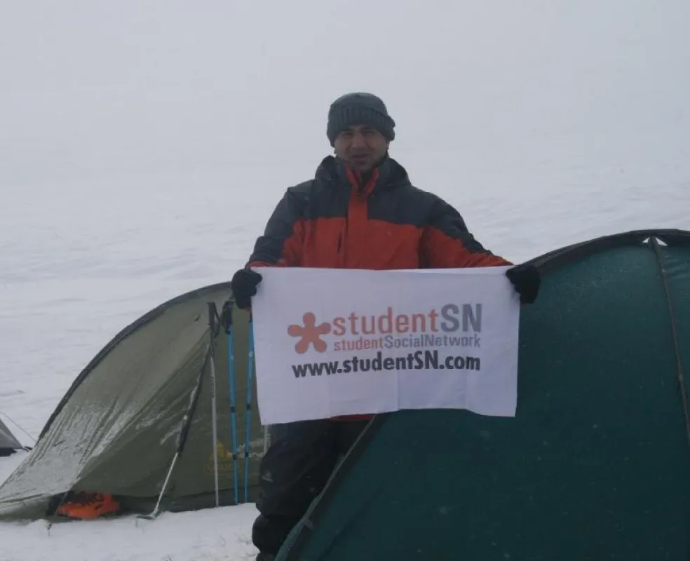 studentSN.com - Mitglied Bilgihan Ova auf dem Gipfel des Allahuekber Berg/Türkei