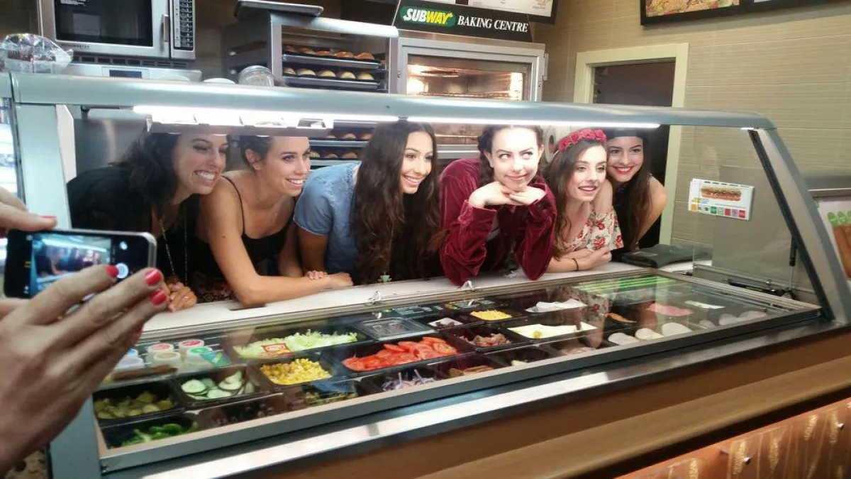 Die US-amerikanische Girl Band Cimorelli bei ihrem exklusiven Besuch bei Subway in Madrid am 24.10.