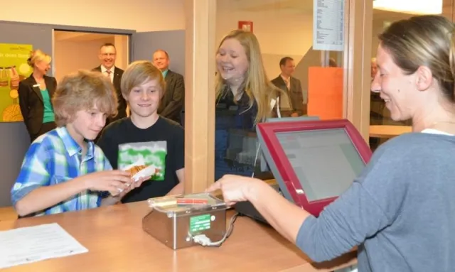 Zahlung „on the fly“ - Private Real- und Wirtschaftsschule Krauß führt Kontaktlostechnologie ein Bild: Zahlung „on the fly“ - Private Real- und Wirtschaftsschule Krauß führt Kontaktlostechnologie ein