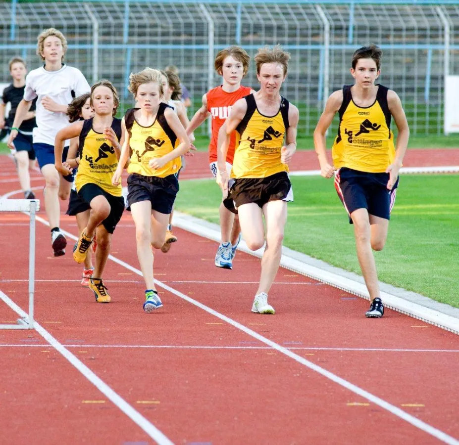 Auf der neuen Kunststofflaufbahn im Göttinger Jahnstadion kann nun wieder Vereins- und Wettkampfsport ausgetragen werden.
