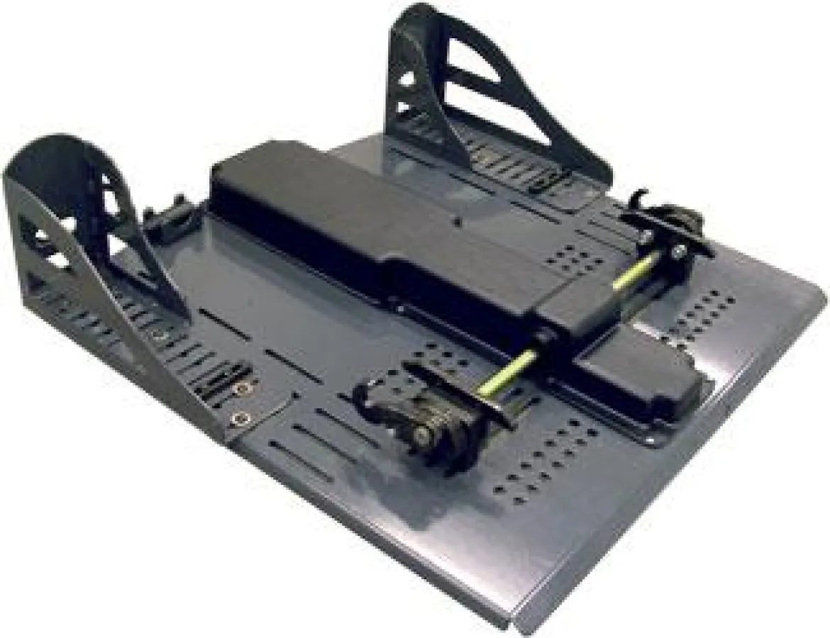 Carosafe II ist eine universelle Rollstuhlverankerung, mit der die meisten Elektrorollstühle im Fahrzeug gesichert werden können, sowohl Modelle mit Vorderrad- als auch mit Hinterradantrieb. (Foto Aut