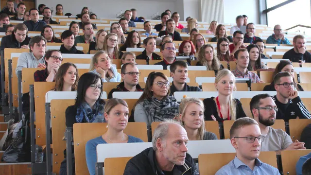 110 berufsbegleitende Studierende gehen die ersten Schritte in eine neue Richtung Bild: 110 berufsbegleitende Studierende gehen die ersten Schritte in eine neue Richtung