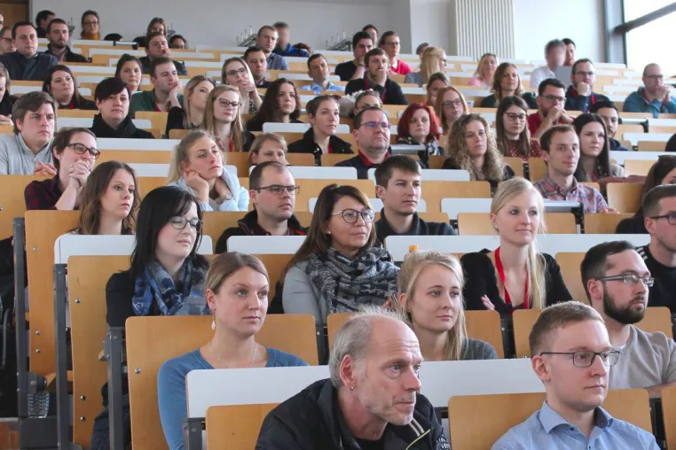 Bild: 110 berufsbegleitende Studierende gehen die ersten Schritte in eine neue Richtung