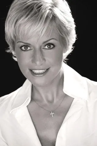 Bild: Prominenten-Charity-Trabrennen: Birte Karalus moderiert