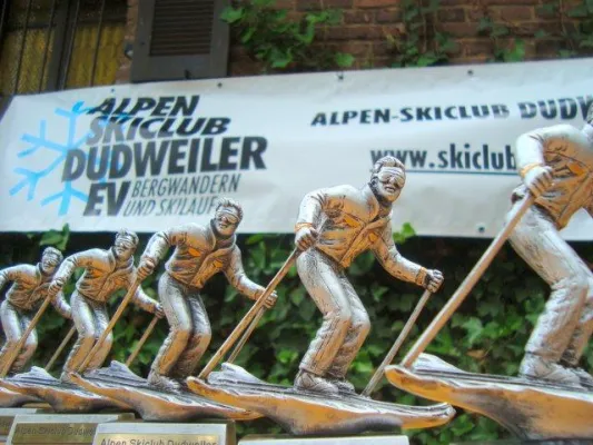 Bild: „Wir machen Ihre Ski (am) Sommerfest“