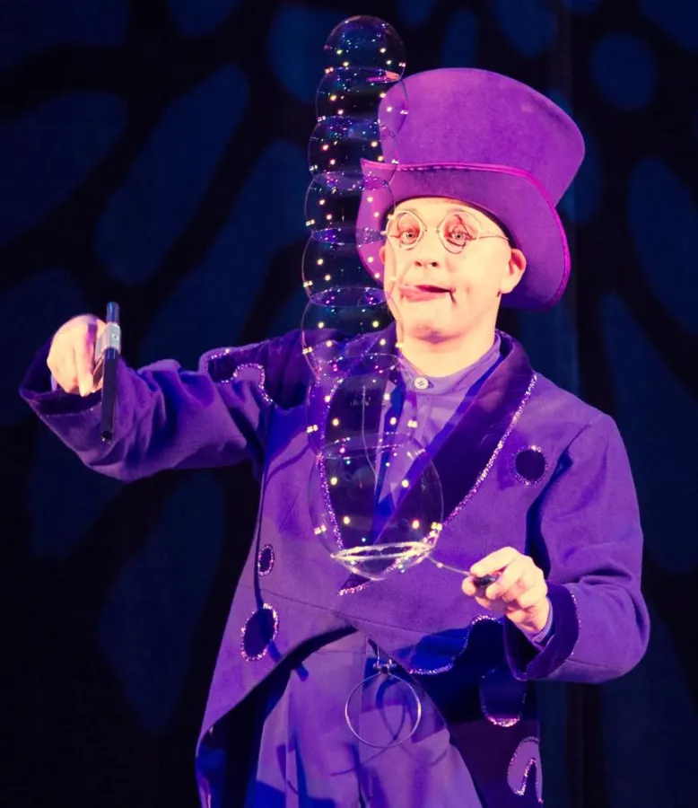 Dinnerspektakel mit Artistik, Zauberkunst und Seifenblasenshow bei Galadinner