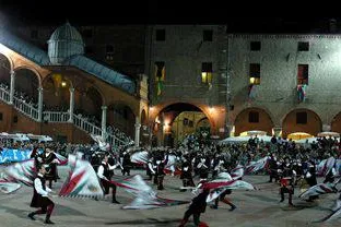 Pferde, Reiter, Fahnenschwinger – Ferrara feiert den wohl ältesten Palio der Welt Bild: Pferde, Reiter, Fahnenschwinger – Ferrara feiert den wohl ältesten Palio der Welt