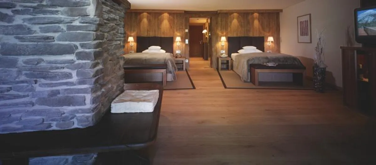 Die Lodge-Zimmer im Interalpen-Hotel in Tirol verbinden Behaglichkeit und Luxus