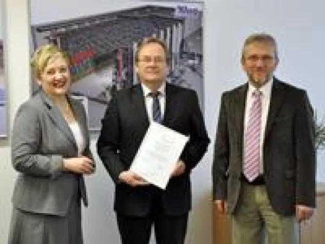 Bild: Regierungspräsidentin Brunner überreicht Urkunde zum Unternehmen des Monats an Klug