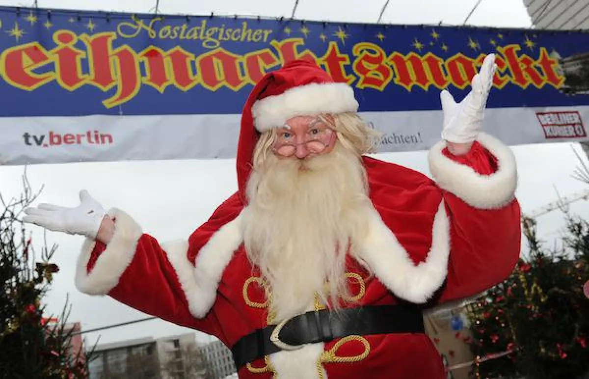 Der Nikolaus besucht den Nostalgischen Weihnachtsmarkt am Opernpalais Berlin